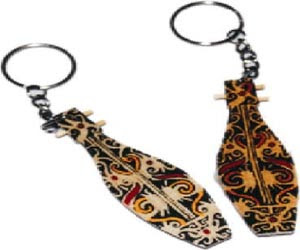 Gambar 2: Gantungan Kunci Kayu Ukir Motif Dayak